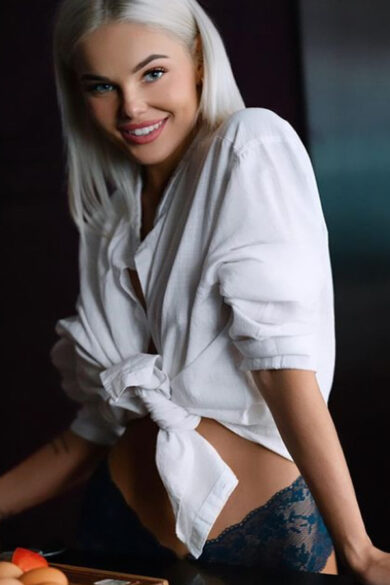 Tennista russa senza veli sotto le lenzuola. La foto è davvero…urca!