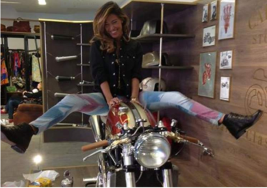 Belen a gambe aperte sulla moto. Rivelazioni bollenti