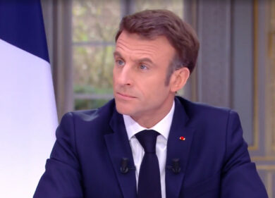 Macron sfida disprezzo e violenza. Ce ne fossero come lui in Italia…
