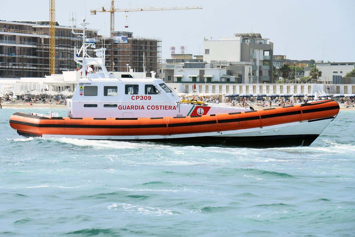 Migranti, Guardia Costiera contro le Ong: “Intralciano i soccorsi in mare”