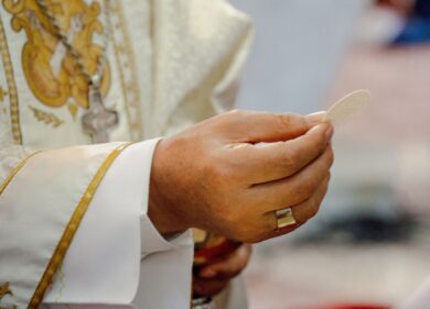 A Monza interrompe una messa gridando in arabo: denunciato