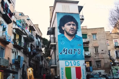 Napoli, la festa scudetto è già iniziata: viaggio nei vicoli dipinti d’azzurro