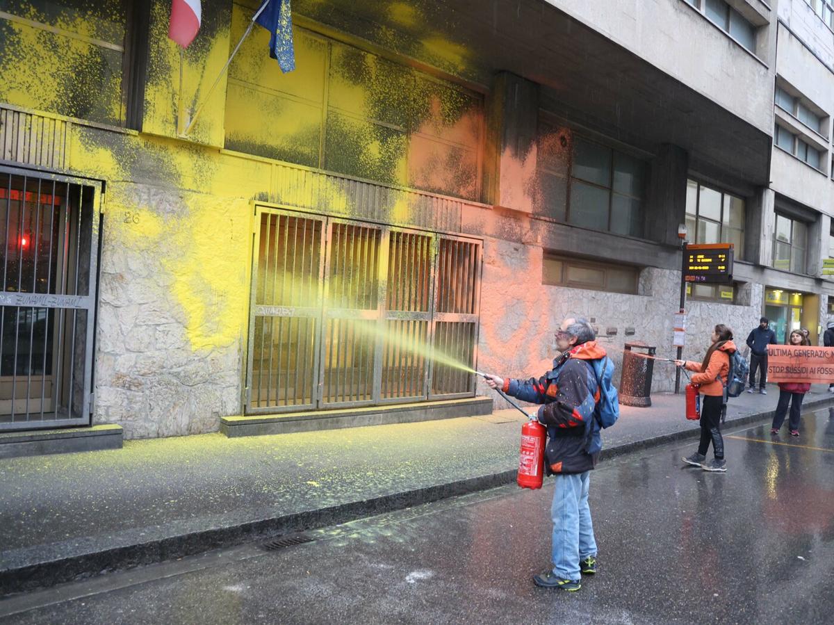 Blitz della polizia in casa degli attivisti “imbrattatori” di Firenze Blitz della polizia in casa degli attivisti “imbrattatori” di Firenze