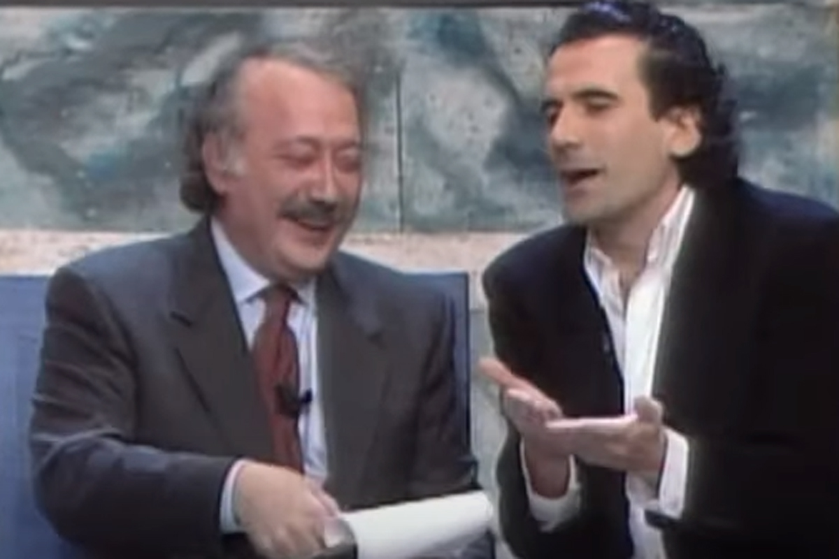 Addio a Gianni Minà: lo storico siparietto con Massimo Troisi. Video Addio a Gianni Minà: lo storico siparietto con Massimo Troisi. Video