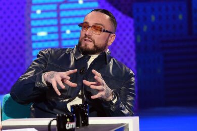 Guè Pequeno, il video intimo con una donna finisce sui social. Ed è bufera