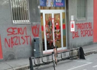 “Servi nazisti”, “Traditori del Popolo”: no-vax contro la sede Cgil di Brescia