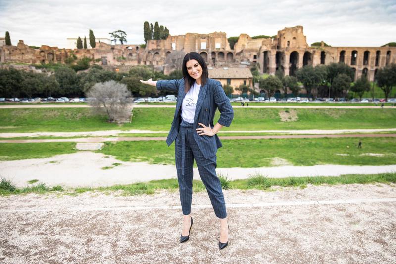 Laura Pausini sbotta e lascia i fan senza parole: “Cantano cani e porci” Laura Pausini sbotta e lascia i fan senza parole: “Cantano cani e porci”