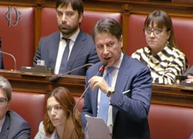 “Schierati con la Nato? No, schienati”. Ucraina, l’attacco di Conte a Crosetto