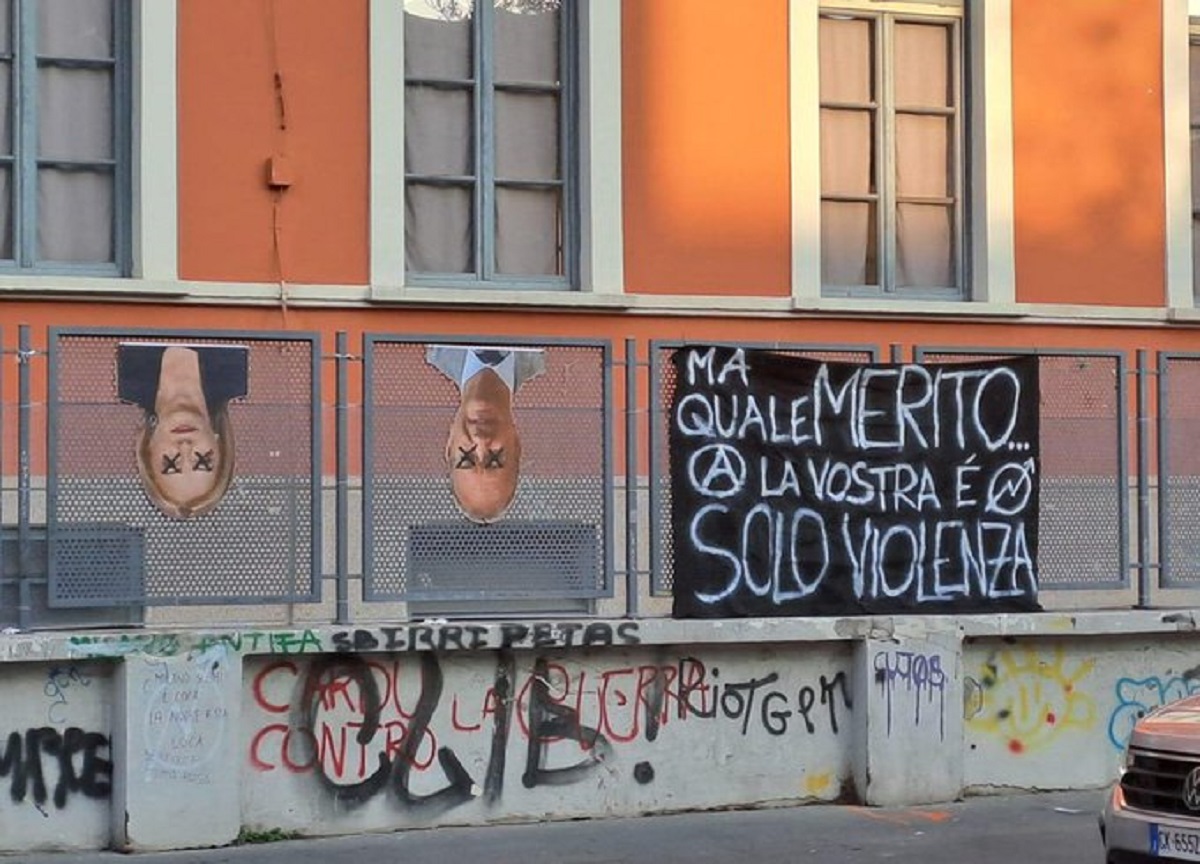 Meloni a testa in giù, studenti del Carducci puniti con “lavori umilianti” Meloni a testa in giù, studenti del Carducci puniti con “lavori umilianti”