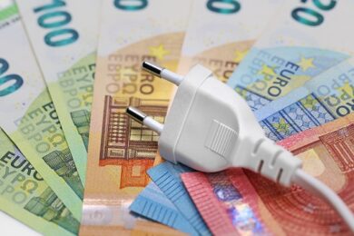 Bollette, da aprile crolla il prezzo della luce (-55,3%). Ecco per chi