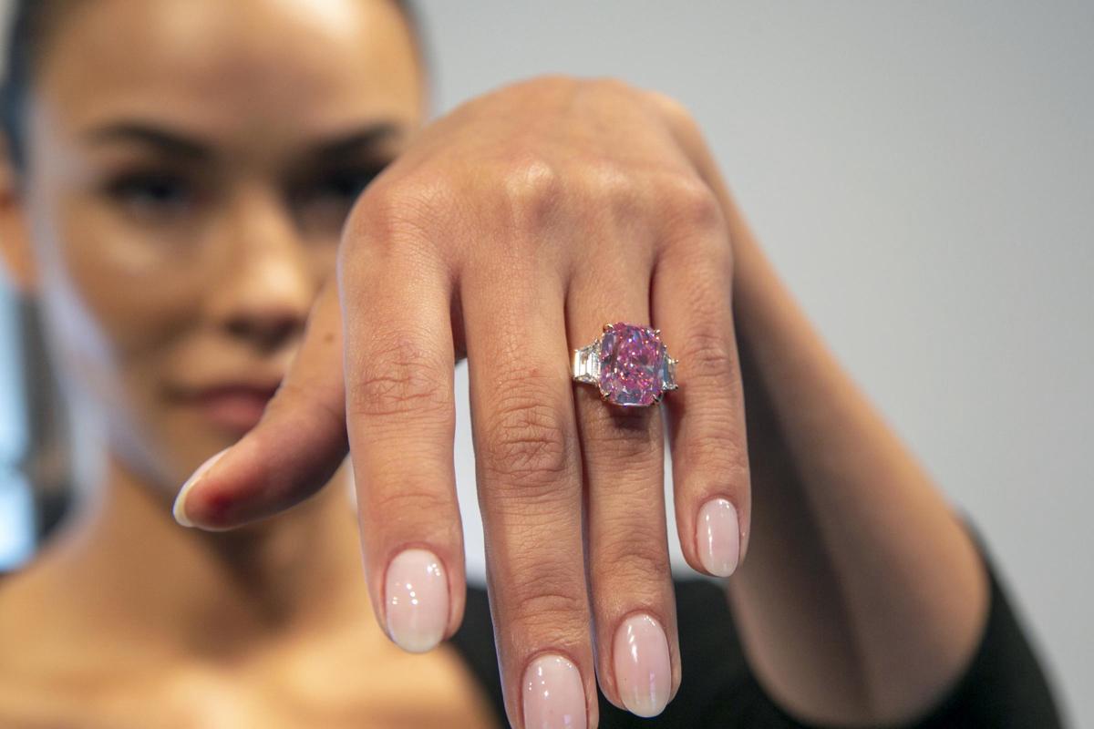 Galleria foto 'Diamante rosa “più raro tra i rari” andrà all’asta a giugno. E il prezzo…' - foto 1