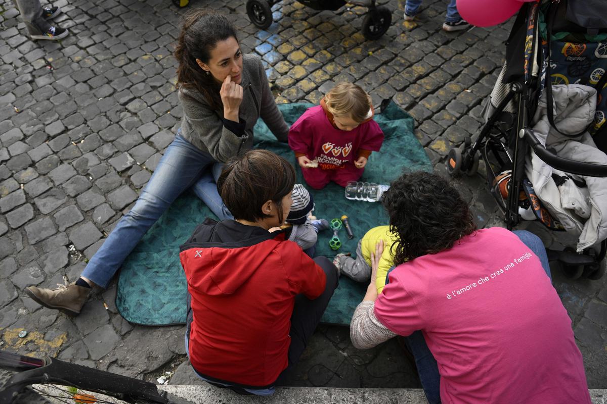 Figlie di coppie gay, l’Ue striglia Meloni: “Fermatevi, attacco senza senso” Figlie di coppie gay, l’Ue striglia Meloni: “Fermatevi, attacco senza senso”
