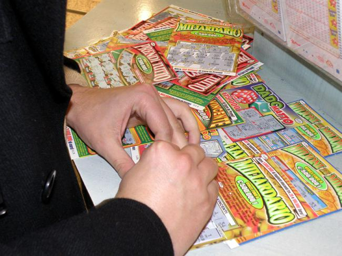 Jesi, clochard gratta e vince 300mila euro. “Una parte andrà alla Caritas” Jesi, clochard gratta e vince 300mila euro. “Una parte andrà alla Caritas”