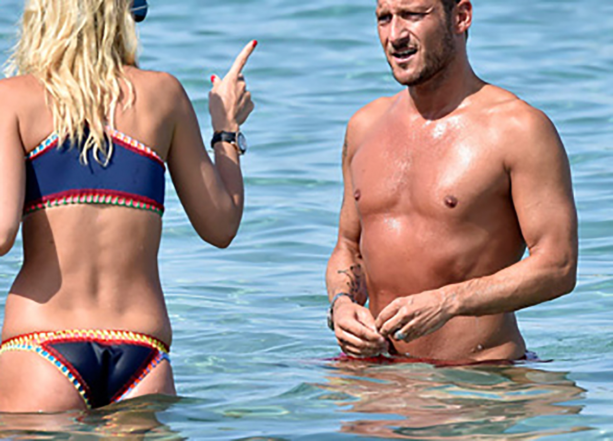 Totti geloso di Sebastian perché dorme nel suo letto e va a spasso con Isabel Totti geloso di Sebastian perché dorme nel suo letto e va a spasso con Isabel