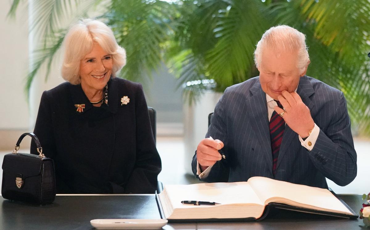 Re Carlo a Berlino, il primo discorso di un sovrano al Bundestag. VIDEO