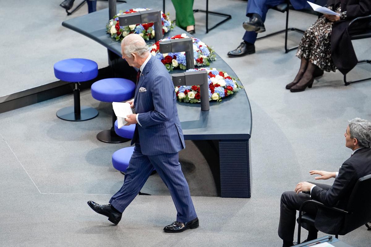 Re Carlo a Berlino, il primo discorso di un sovrano al Bundestag. VIDEO