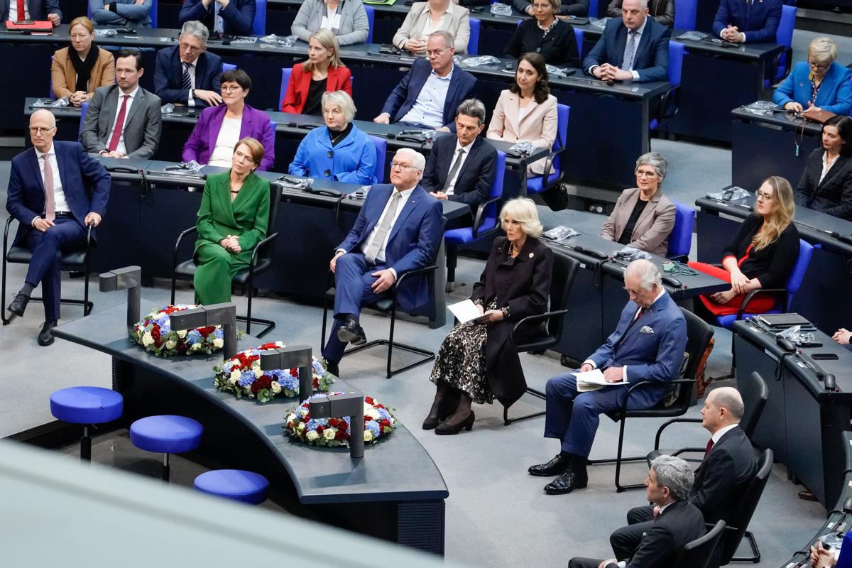 Re Carlo a Berlino, il primo discorso di un sovrano al Bundestag. VIDEO