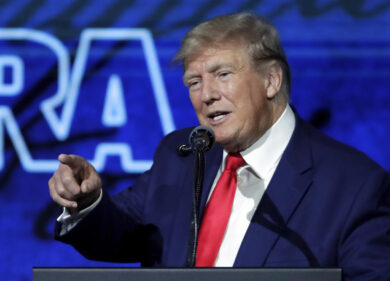 Usa, Trump incriminato: si consegnerà martedì. “Ora guerra ai democratici”