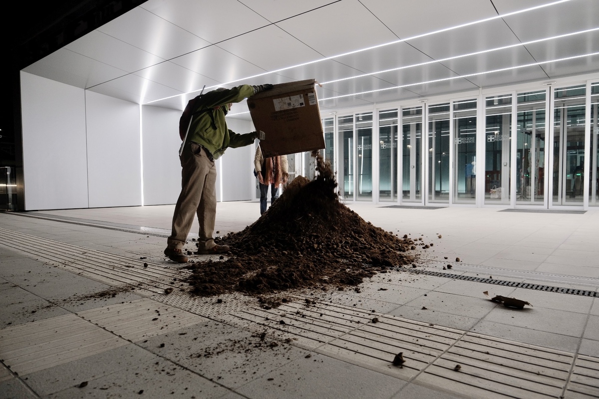 Nuovo blitz ambientalista: letame davanti alla Regione Piemonte. FOTO e VIDEO