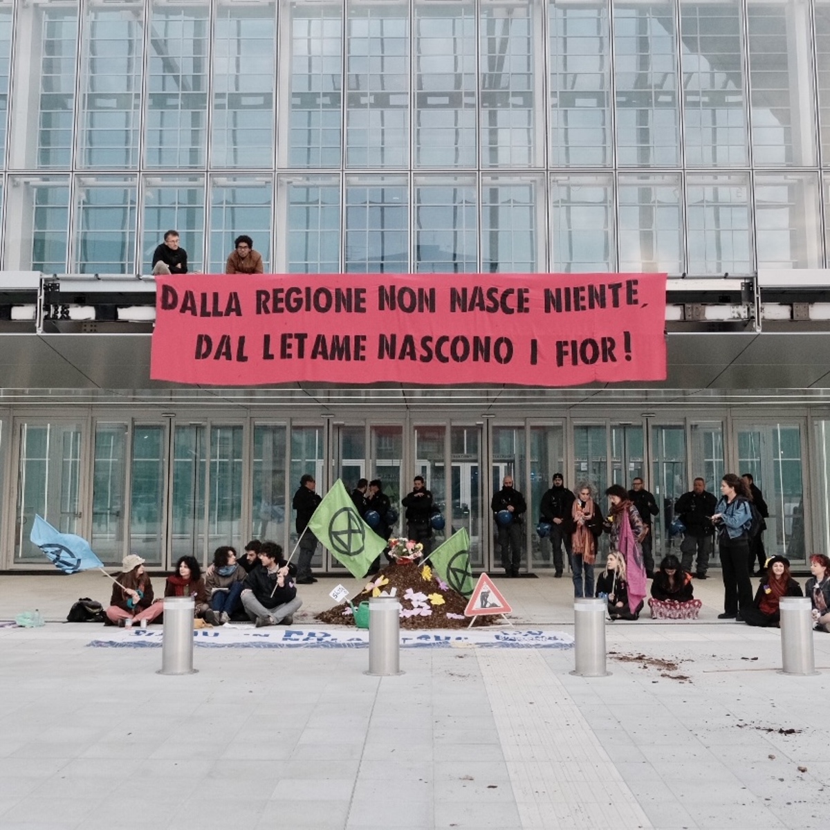 Nuovo blitz ambientalista: letame davanti alla Regione Piemonte. FOTO e VIDEO