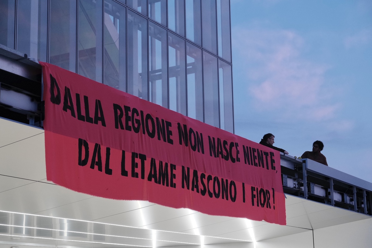 Nuovo blitz ambientalista: letame davanti alla Regione Piemonte. FOTO e VIDEO