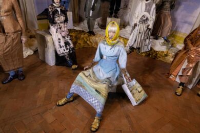 Sneakers con zeppa invisibile e diventi una stangona: la moda da non perdere