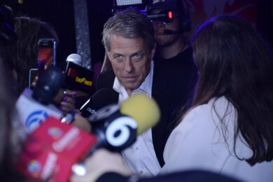 “Da giovane solo alcool e sesso”. La nostalgia del “vecchio” Hugh Grant