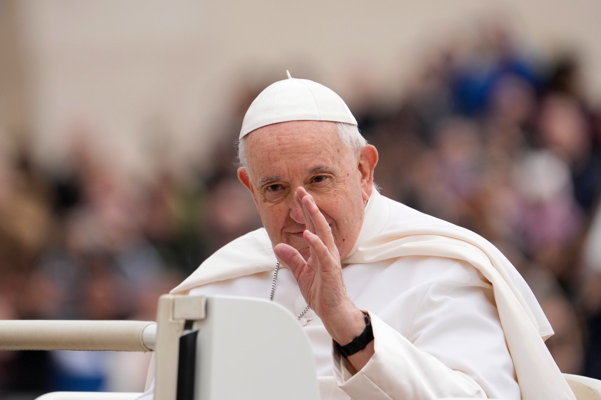 Papa Francesco gela i “corvi” del Conclave e battezza un bimbo all’ospedale Papa Francesco gela i “corvi” del Conclave e battezza un bimbo all’ospedale