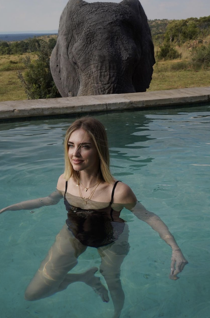 Chiara Ferragni, bagno con gli elefanti in Sud Africa Chiara Ferragni, bagno con gli elefanti in Sud Africa