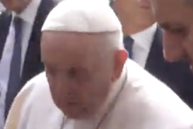 Papa Francesco lascia l’ospedale: “Come mi sento? Ancora vivo”