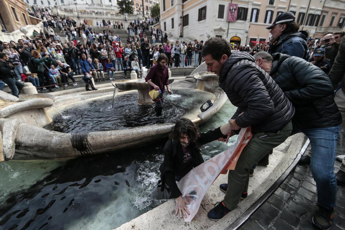 Piazza Spagna, sfregio alla Barcaccia. Ma Schlein li difende. IL CASO Piazza Spagna, sfregio alla Barcaccia. Ma Schlein li difende. IL CASO