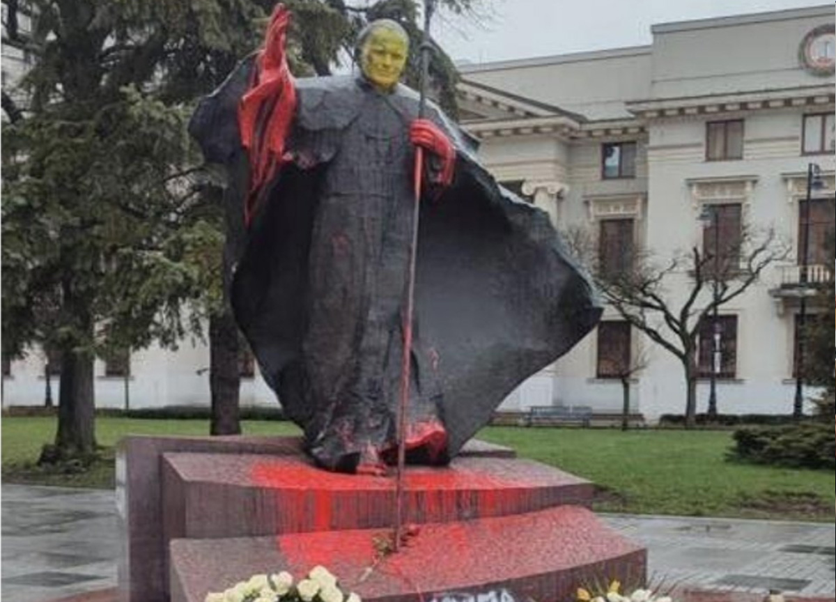 Papa Giovanni Paolo II, blitz in Polonia: profanato il monumento in suo onore Papa Giovanni Paolo II, blitz in Polonia: profanato il monumento in suo onore