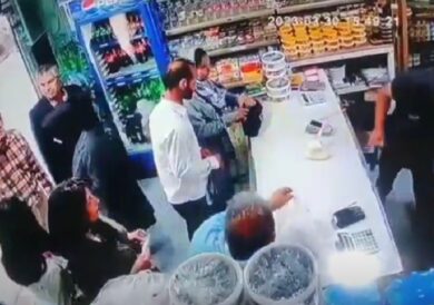 Iran sotto choc, un uomo tira uno yogurt in testa a due donne senza velo