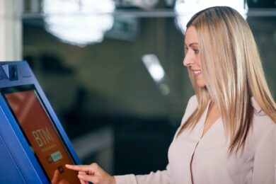 Bancomat impazzito regala banconote da 300 e 400 euro