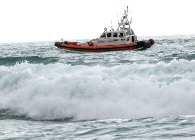 Migranti, in 35 bloccati su un isolotto: salvati con l’elicottero