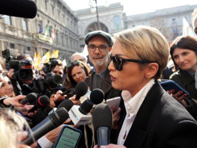 Pascale: “La mia bisessualità? Berlusconi ha sempre saputo, mai nascosto”