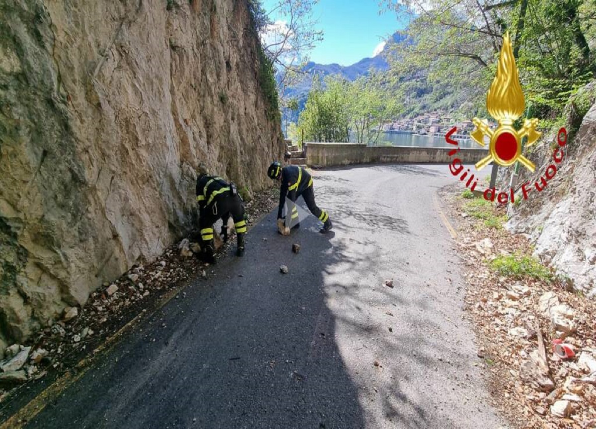Lago di Como, distacco di rocce: chiuso tratto stradale di 500 metri Lago di Como, distacco di rocce: chiuso tratto stradale di 500 metri