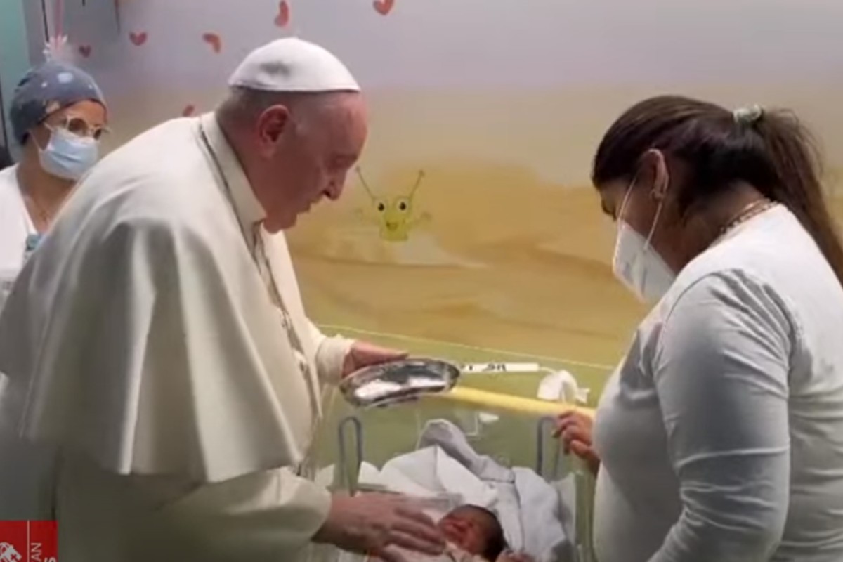 Il Papa senza mascherina all’ospedale Gemelli, scatta la polemica Il Papa senza mascherina all’ospedale Gemelli, scatta la polemica