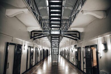 Detenuto evade dal carcere di Nuoro: 2 arresti, anche un agente penitenziario