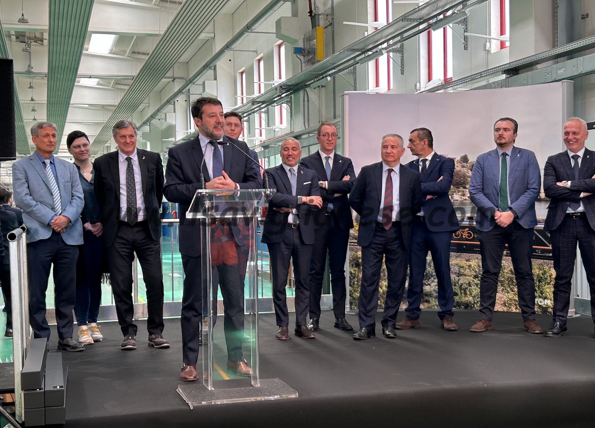 Il primo a treno a idrogeno italiano. Salvini: “Importanti i treni regionali” Il primo a treno a idrogeno italiano. Salvini: “Importanti i treni regionali”
