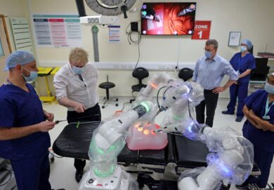 Il robot chirurgo Versius esegue la 100esima operazione