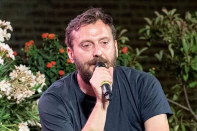 Cesare Cremonini spaventa i fan: “Ogni giorno annego il dolore in nuove visioni. Sono proprio da un’altra parte”