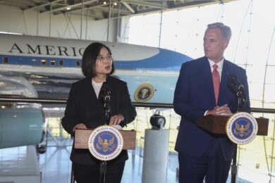 Taiwan, Xi evita i muscoli mentre c’è Macron. Ma prepara portaerei e ispezioni