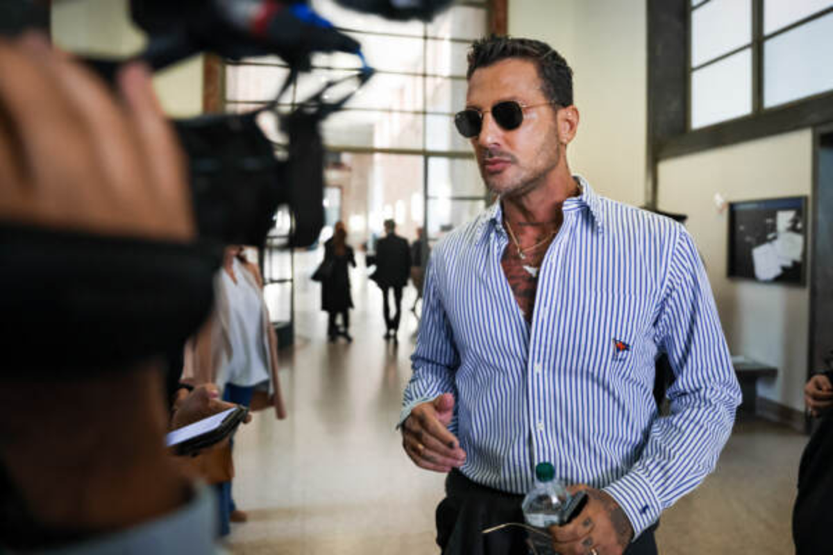 Fabrizio Corona scende in politica: il re dei paparazzi si candida a Catania Fabrizio Corona scende in politica: il re dei paparazzi si candida a Catania