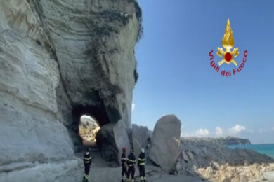 Paura a Tropea, crolla una parte del costone dell’isola. VIDEO