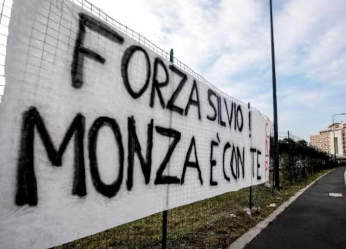 Berlusconi: “È dura ma ce la farò a tirarmi su”. Manifesti al San Raffaele Berlusconi: “È dura ma ce la farò a tirarmi su”. Manifesti al San Raffaele