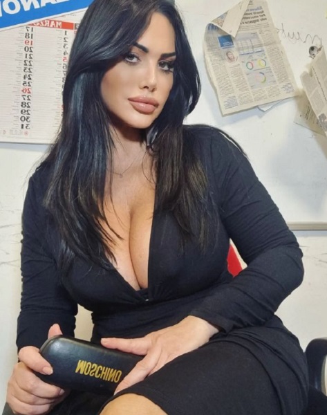 Marika Fruscio, la scollatura è esagerata: non lascia nulla all’immaginazione Marika Fruscio, la scollatura è esagerata: non lascia nulla all’immaginazione