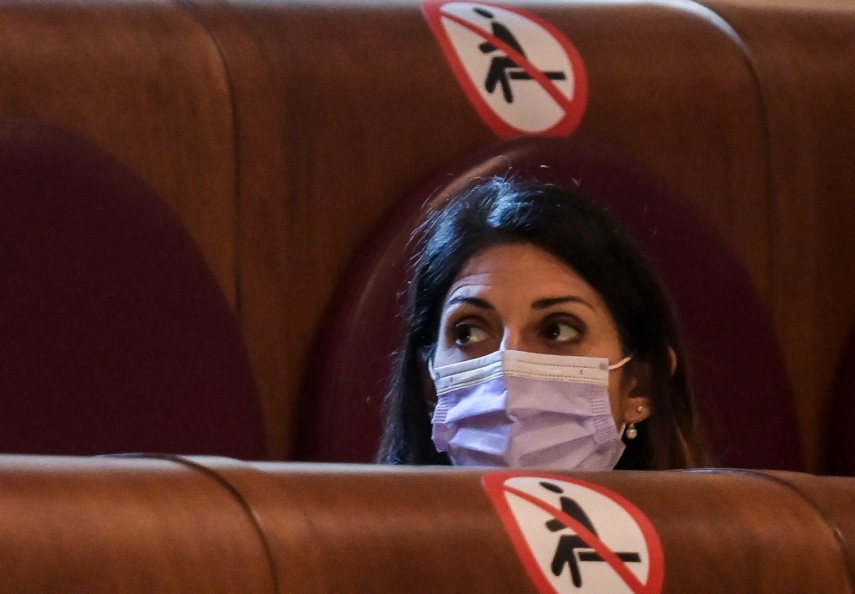 Meno armi, più investimenti: la Raggi aderisce alla campagna di Ugo Mattei Meno armi, più investimenti: la Raggi aderisce alla campagna di Ugo Mattei