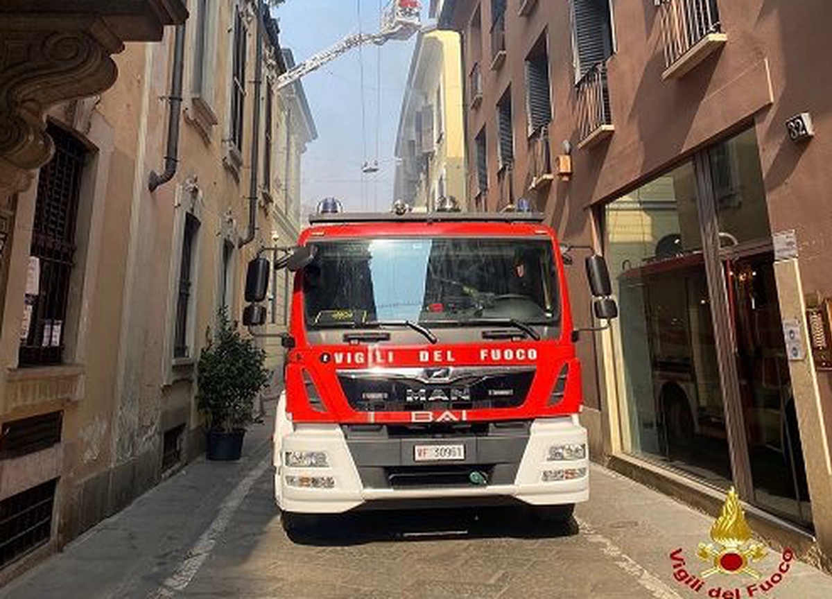 Un albero cade su una macchina in transito: gravi guidatore e passeggero Un albero cade su una macchina in transito: gravi guidatore e passeggero