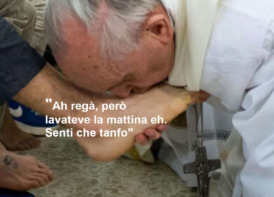 Il Papa e la lavanda dei piedi: “Ao regà, però lavateve la mattina eh…”